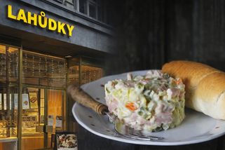 Recept na luxusní vlašák z legendárních Lahůdek Zlatý Kříž: Salát se salámem a majonézou se skvěle hodí na chlebíčky